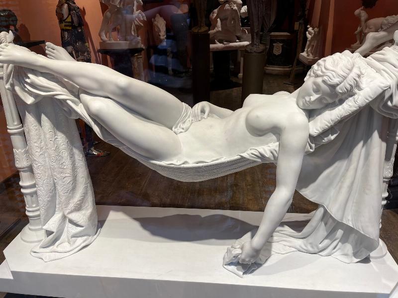 Une œuvre de sculpture humaine réaliste du classicisme, mettant en avant la beauté et la perfection anatomique du corps humain.